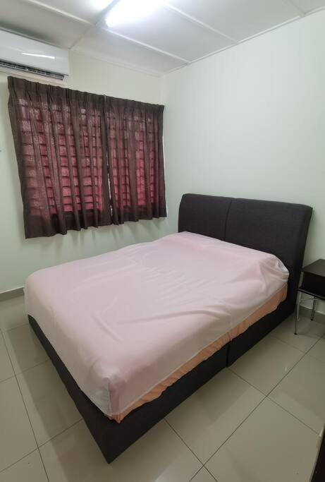 3room 10pax Sr Landed Comfy 5 Star Sofa&bed 4 Parking * Seri Kembangan