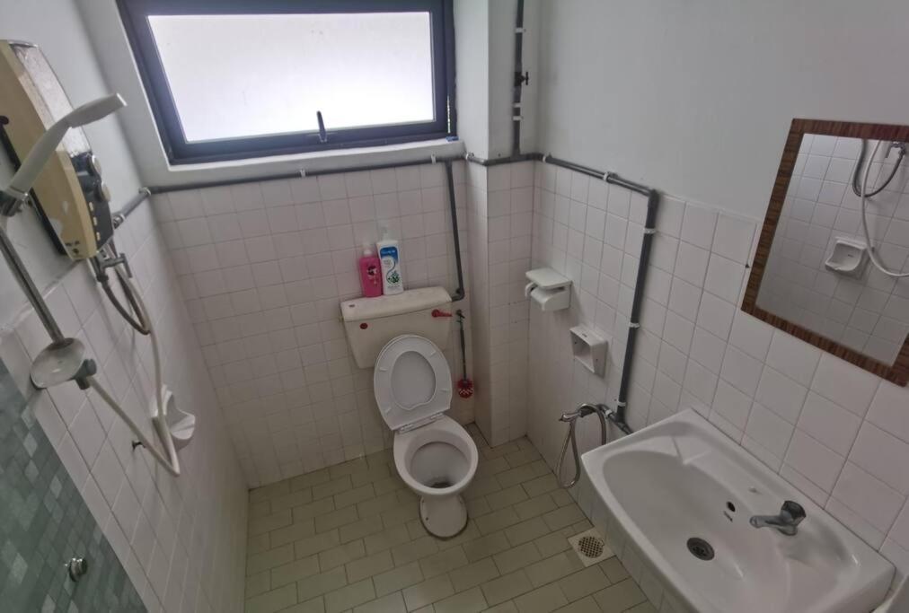3room 10pax Sr Landed Comfy 5 Star Sofa&bed 4 Parking Holiday home *
