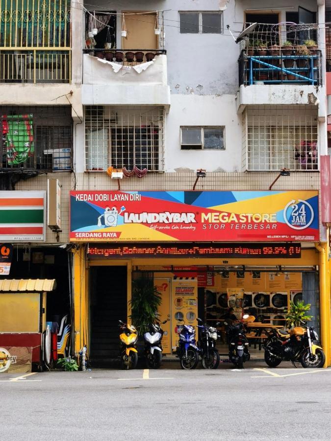 Holiday home 3room 10pax Sr Landed Comfy 5 Star Sofa&bed 4 Parking Seri Kembangan