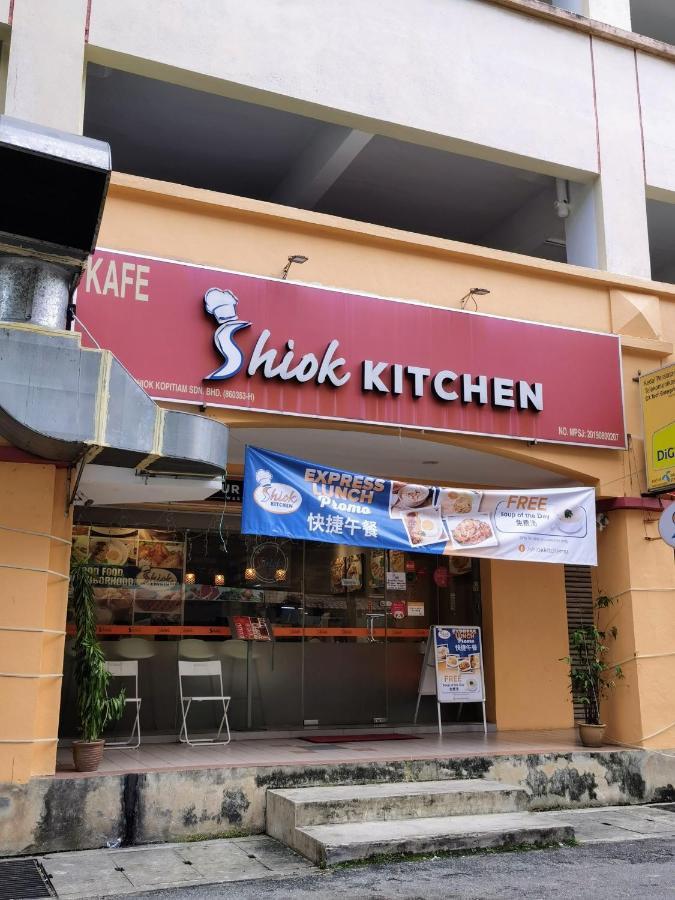 Holiday home 3room 10pax Sr Landed Comfy 5 Star Sofa&bed 4 Parking Seri Kembangan